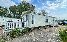 Lovely Caravan With A Lake View At Southview Holiday Park Ref 33043Cl